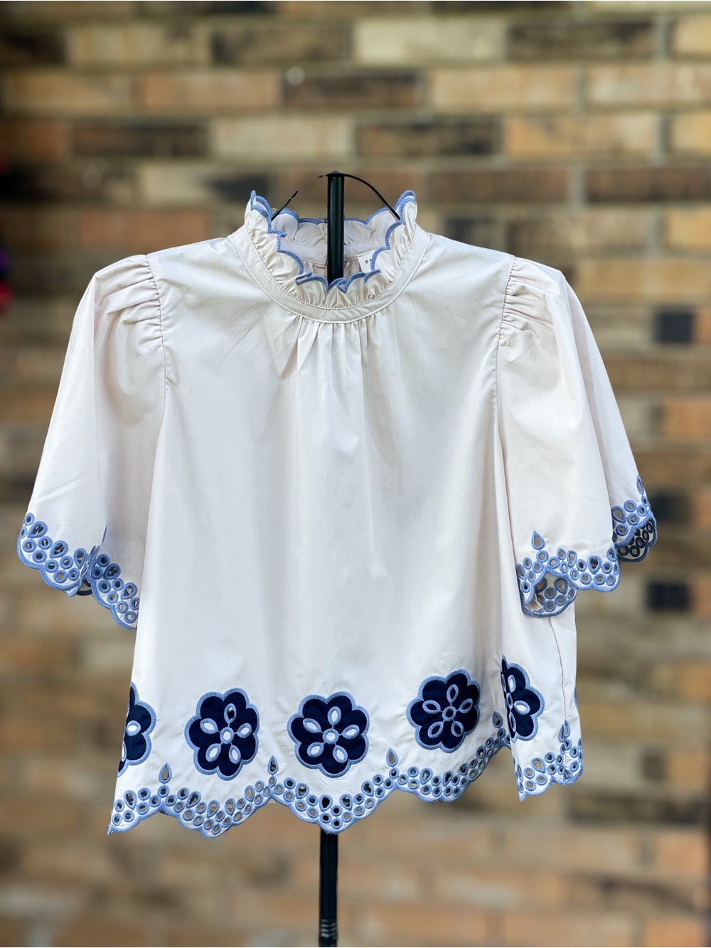 Entro Cream Blue Embroidered Eyelet Scallop Blouse Medium